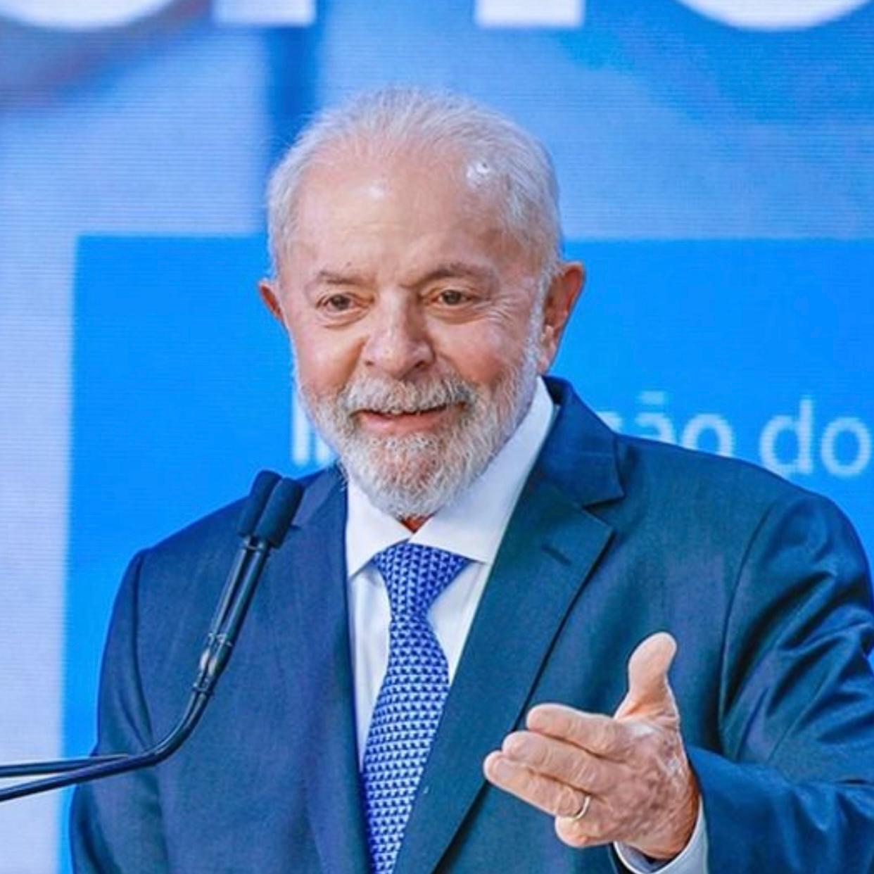 Presidente Lula bate cabeça em queda no banheiro