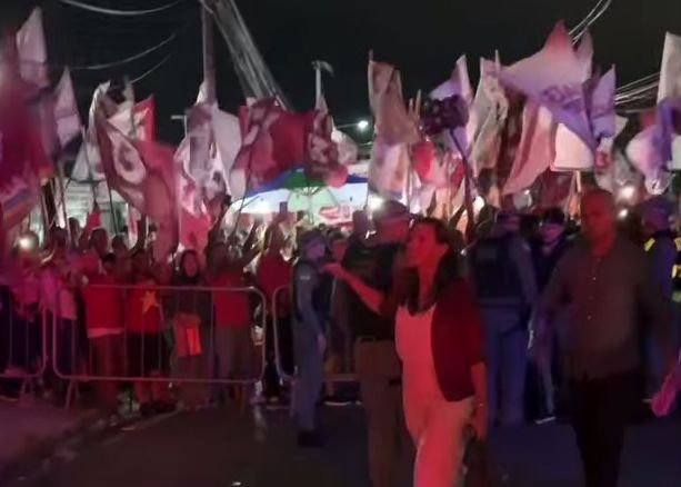 Natália chega e acena para torcida de Paulinho