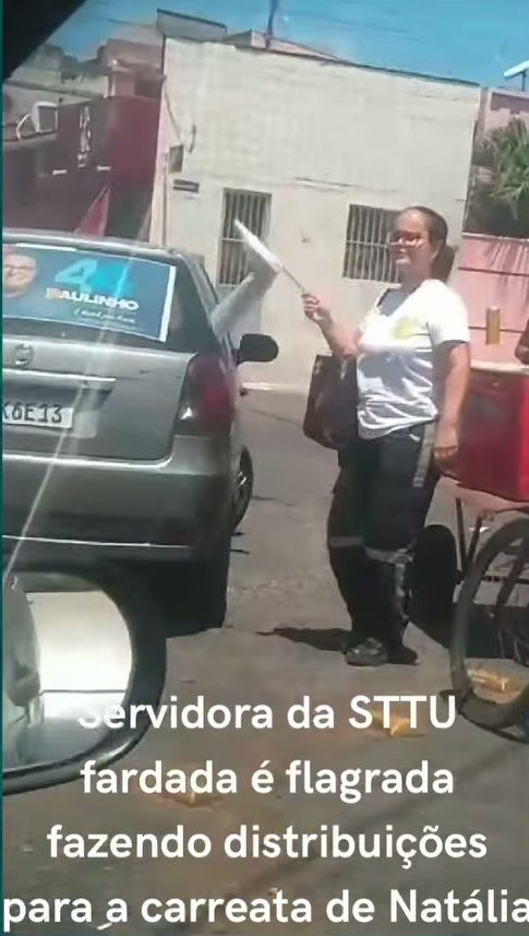 Servidora da STU fardada e flagrada fazendo distribuições para a carreta da Natália