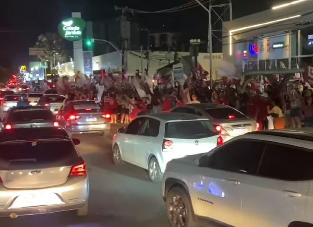 Militância de Natália atrapalha passagem da carreata de Paulinho