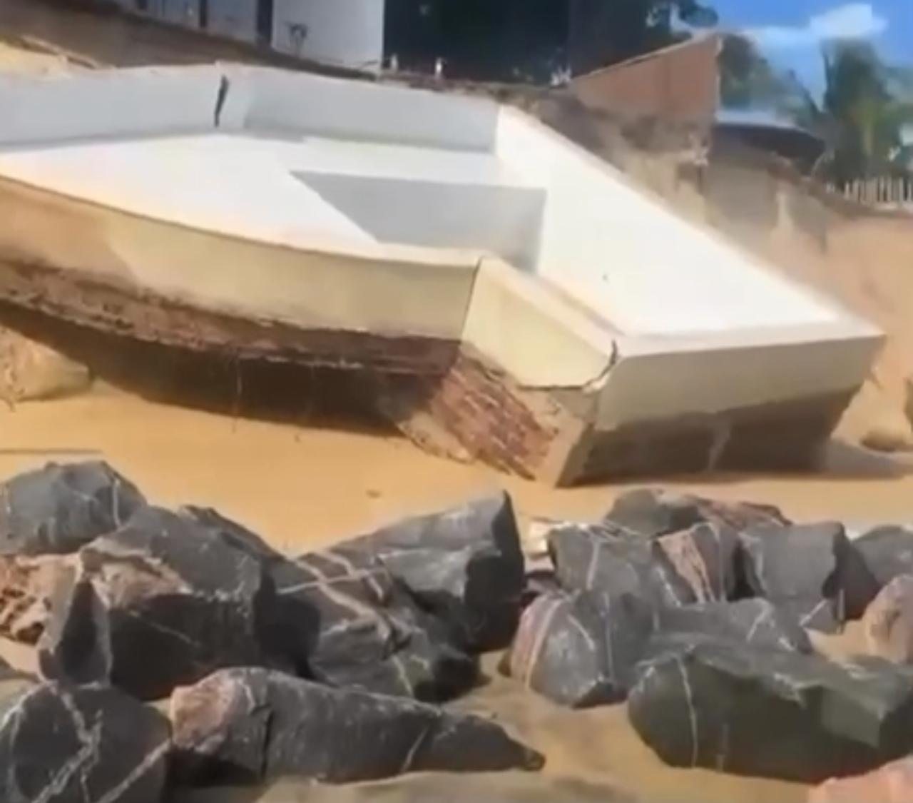 Condomínio é destruído pelo mar por falta de licença do IDEMA