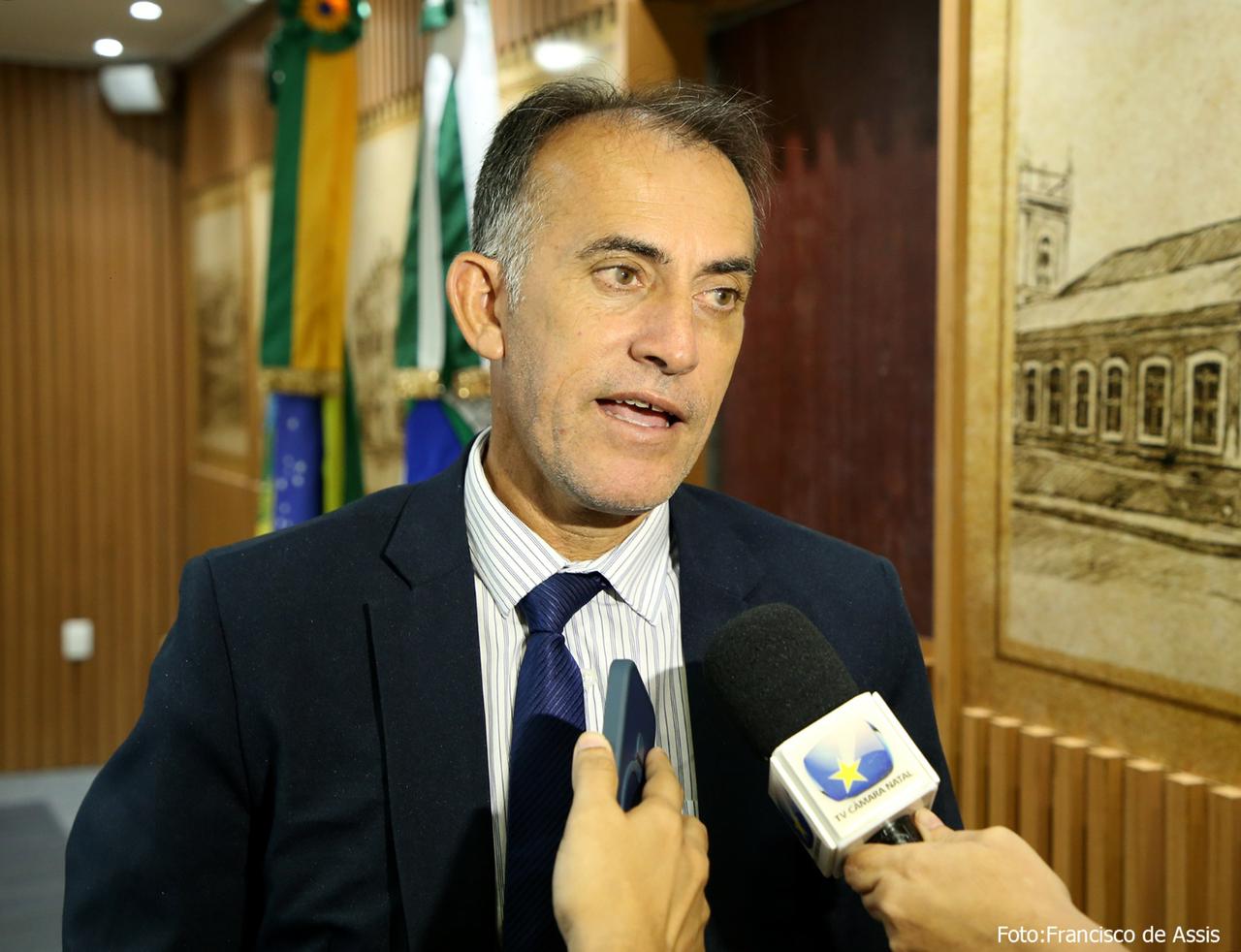 Preto Aquino protocola Projeto de Lei que propõe manutenção da iluminação pública em condomínios informais de Natal