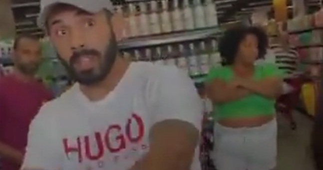 “Sapatão filha da puta”: casal é vítima de homofobia em supermercado