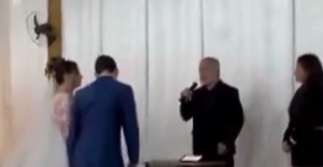 Noivo desmaia duas vezes no altar e viraliza “muita emoção pra um coração só”