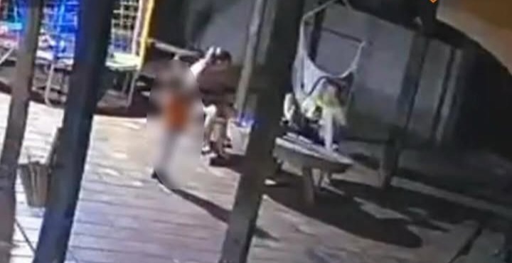 Criança de 2 anos pega arma do pai e mata a mãe com tiro acidental