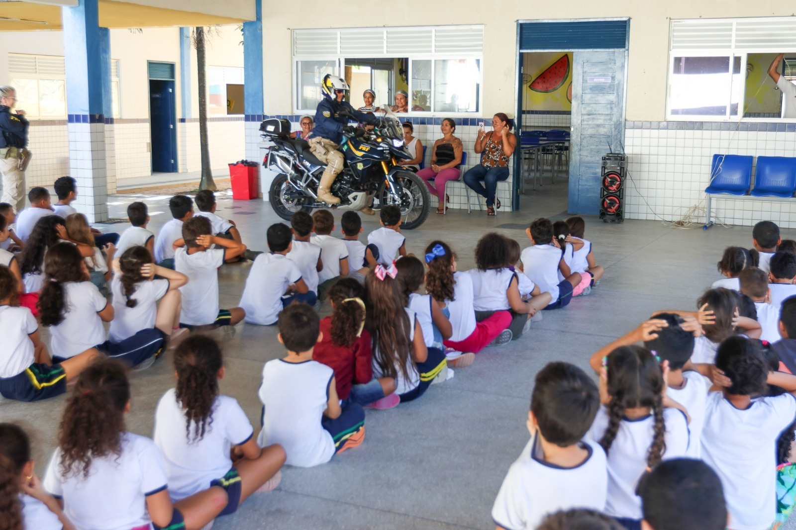 Alunos da Escola Eva Lúcia participam de ação educativa sobre trânsito com a PRF