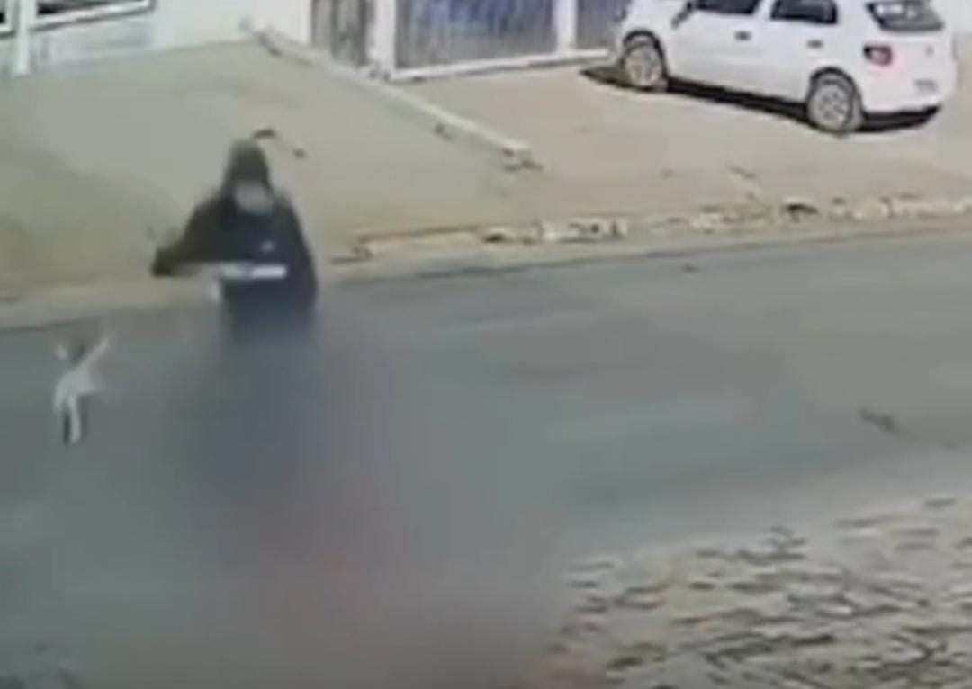 Jovem é surpreendido e esfaqueado brutalmente