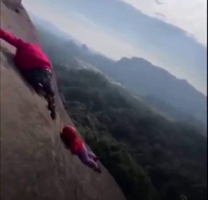 Turista escorrega em trilha perigosa e quase cai de precipício