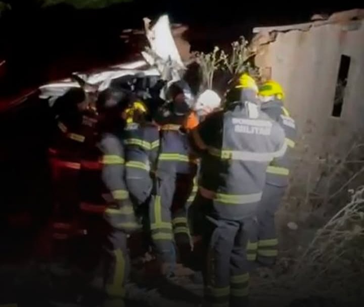 Motorista fica preso às ferragens após veículo capotar e parar ao lado de casa na RN-226