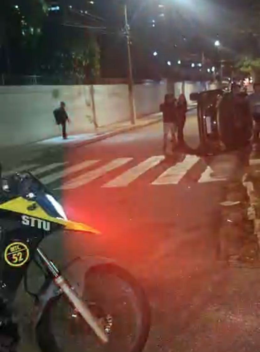 Acidente agora: Carro capotado