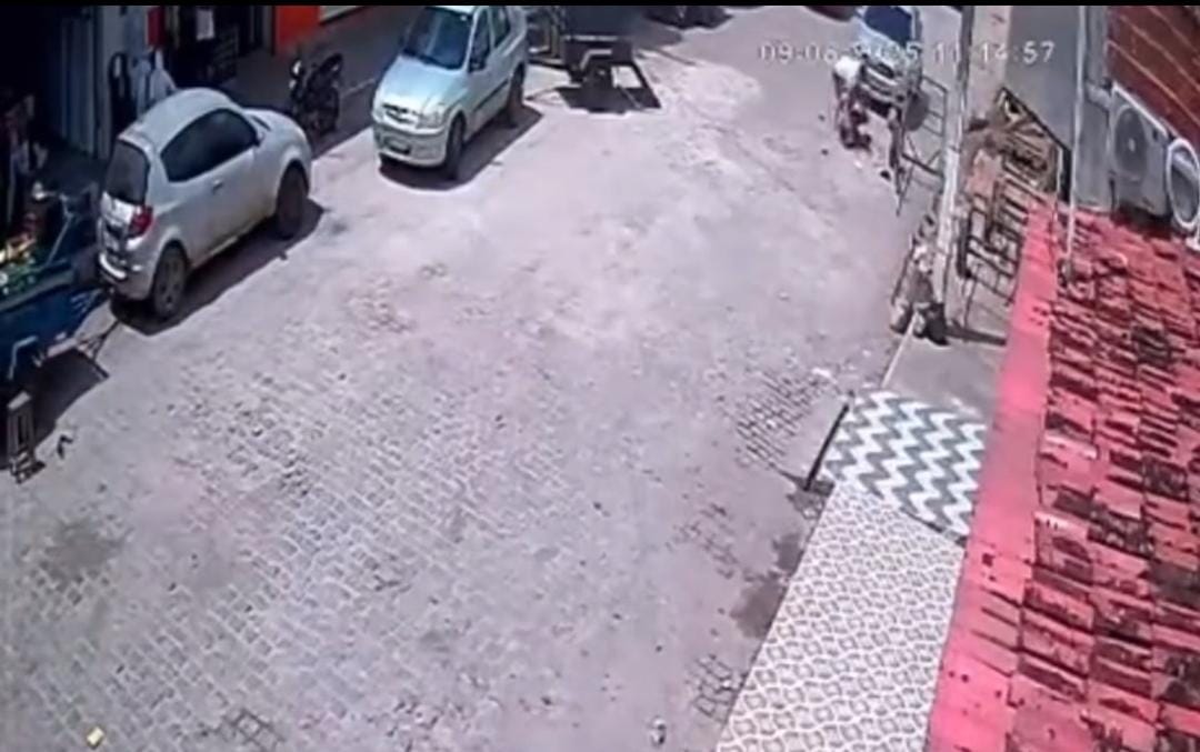 Homem espanca idoso por quase um minuto