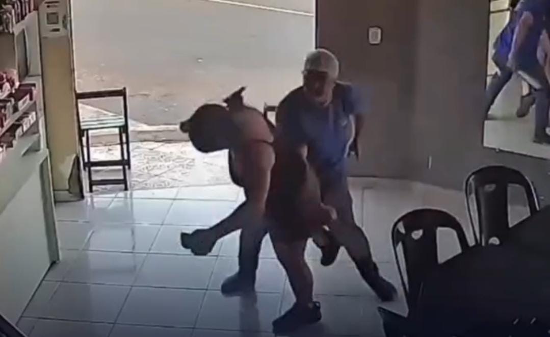 Mulher é agredida por ex-companheiro em açaíteria