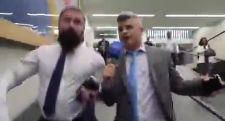 Deputado Paulo Bilynskyj segura jornalista Guga Noblat pelo pescoço após troca de provocações: