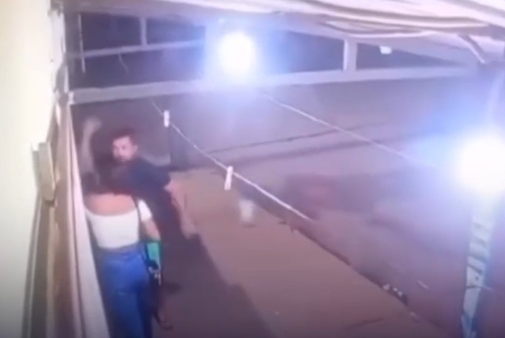 Homem espanca esposa com chutes e socos