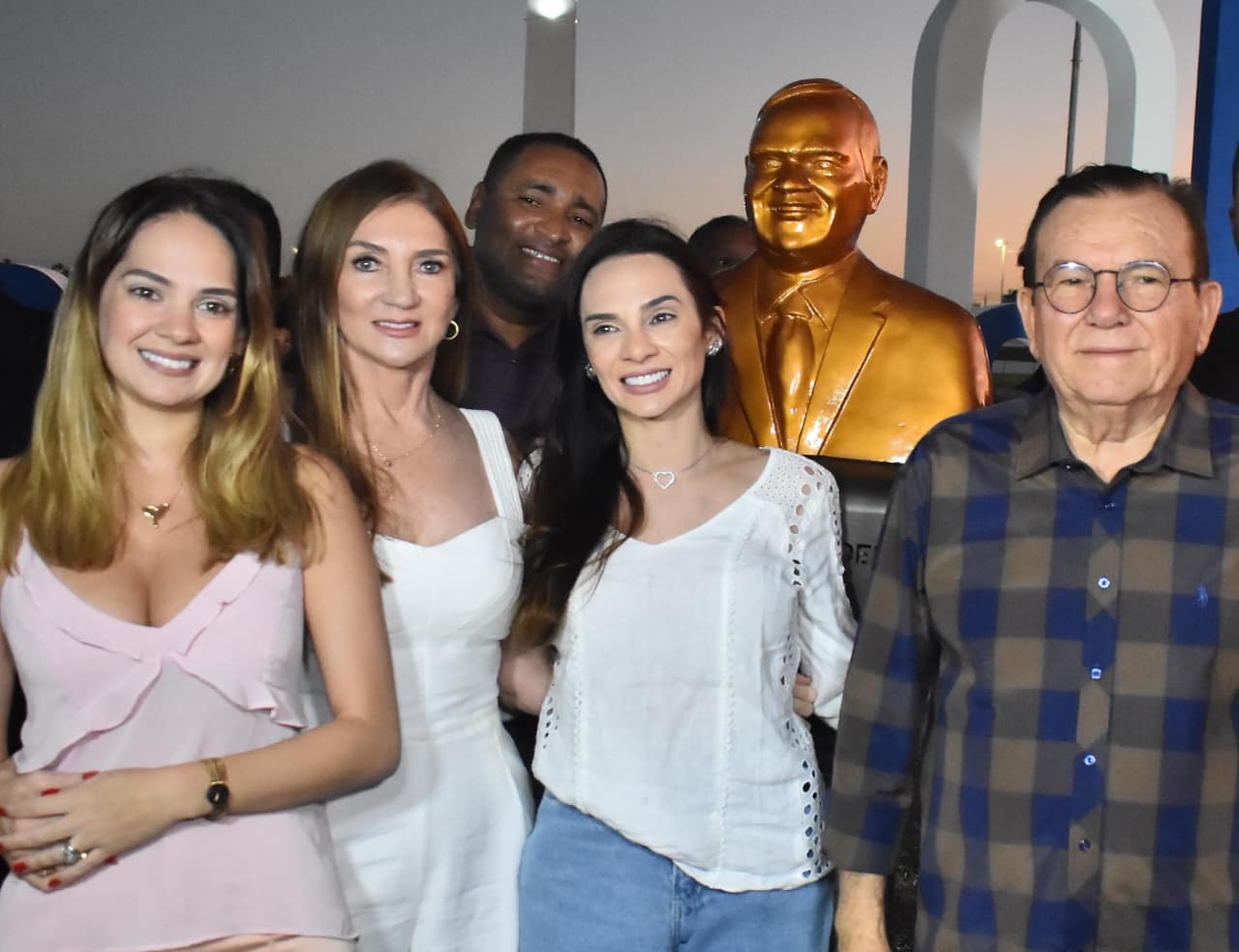 Jaime calado inaugura novo busto do prefeito paulinho e cumpre promessa de reparar injustiça historica