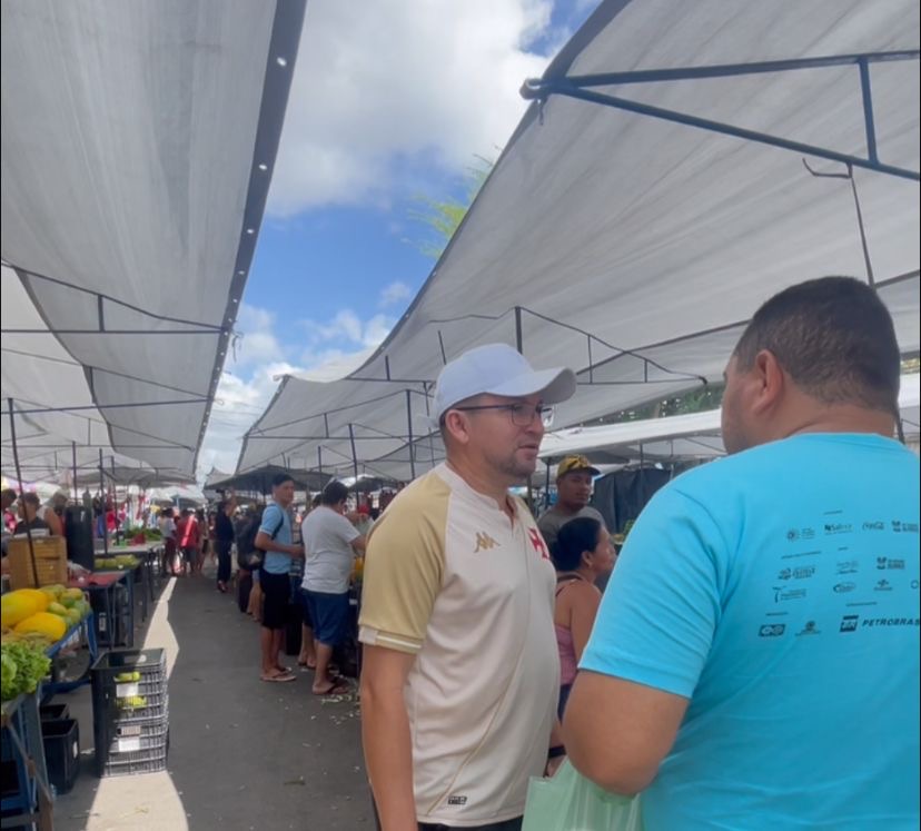 Professor Rener ouve população na feira das Cinco Bocas