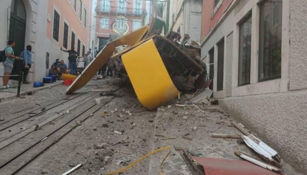 Elevador da Glória descarrila e deixa 15 mortos