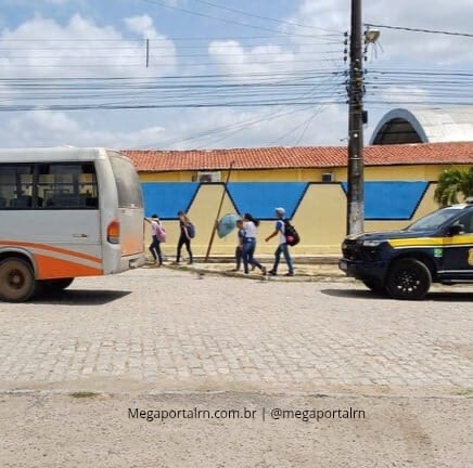 PRF flagra mais de 40 estudantes em pé e outras irregularidades em ônibus escolares no RN.
