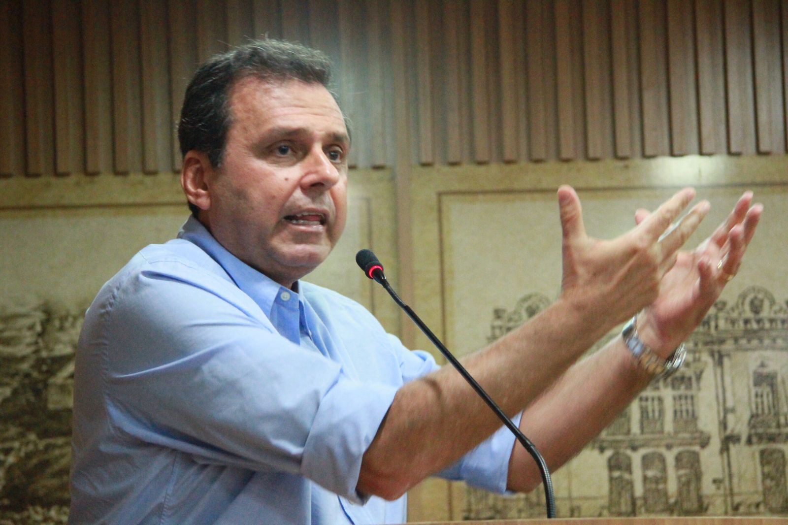 Qual cargo Carlos Eduardo disputará em 2026