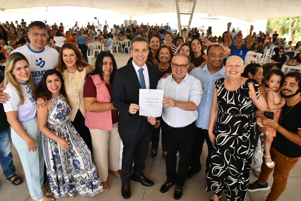 Eriko Jácome recebe de Paulinho Freire projeto que regulariza a Carreira SUAS dos servidores