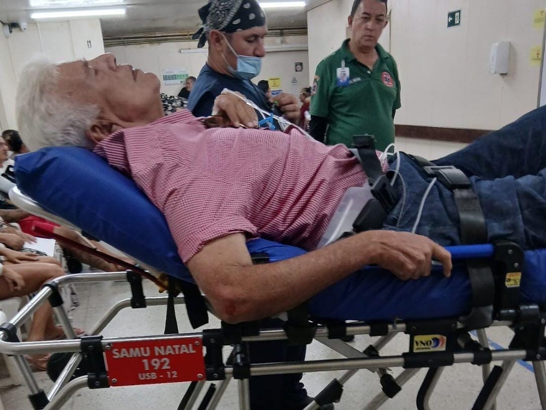 Ex-governador Fernando Freire passa mal e é internado