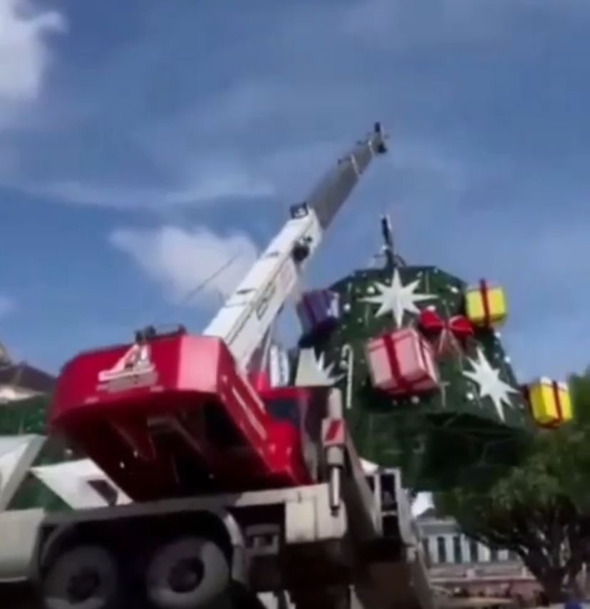 guindaste cai e mata operário em montagem de árvore