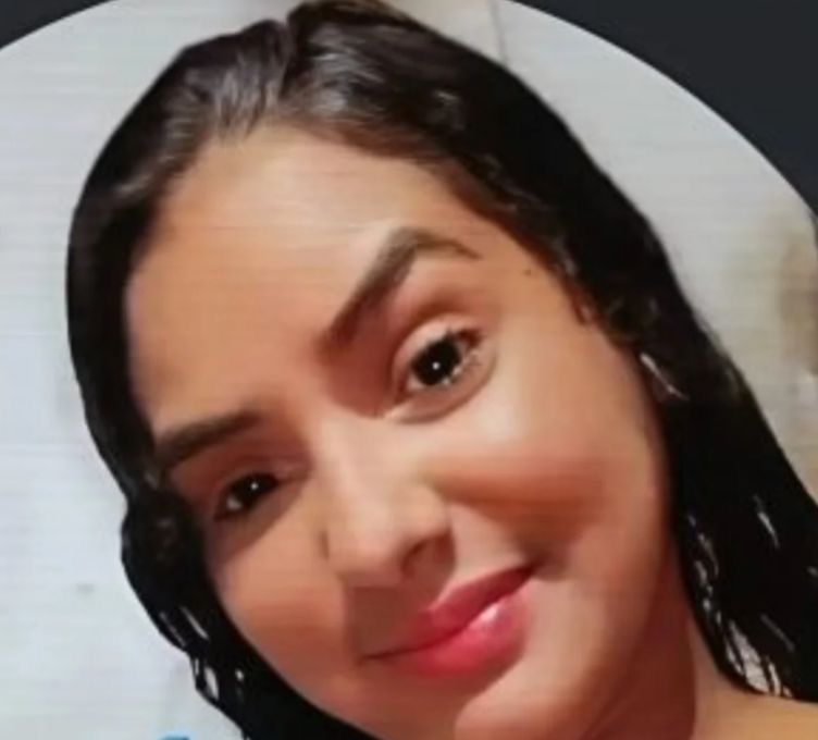 Mulher é morta a tiros dentro de casa