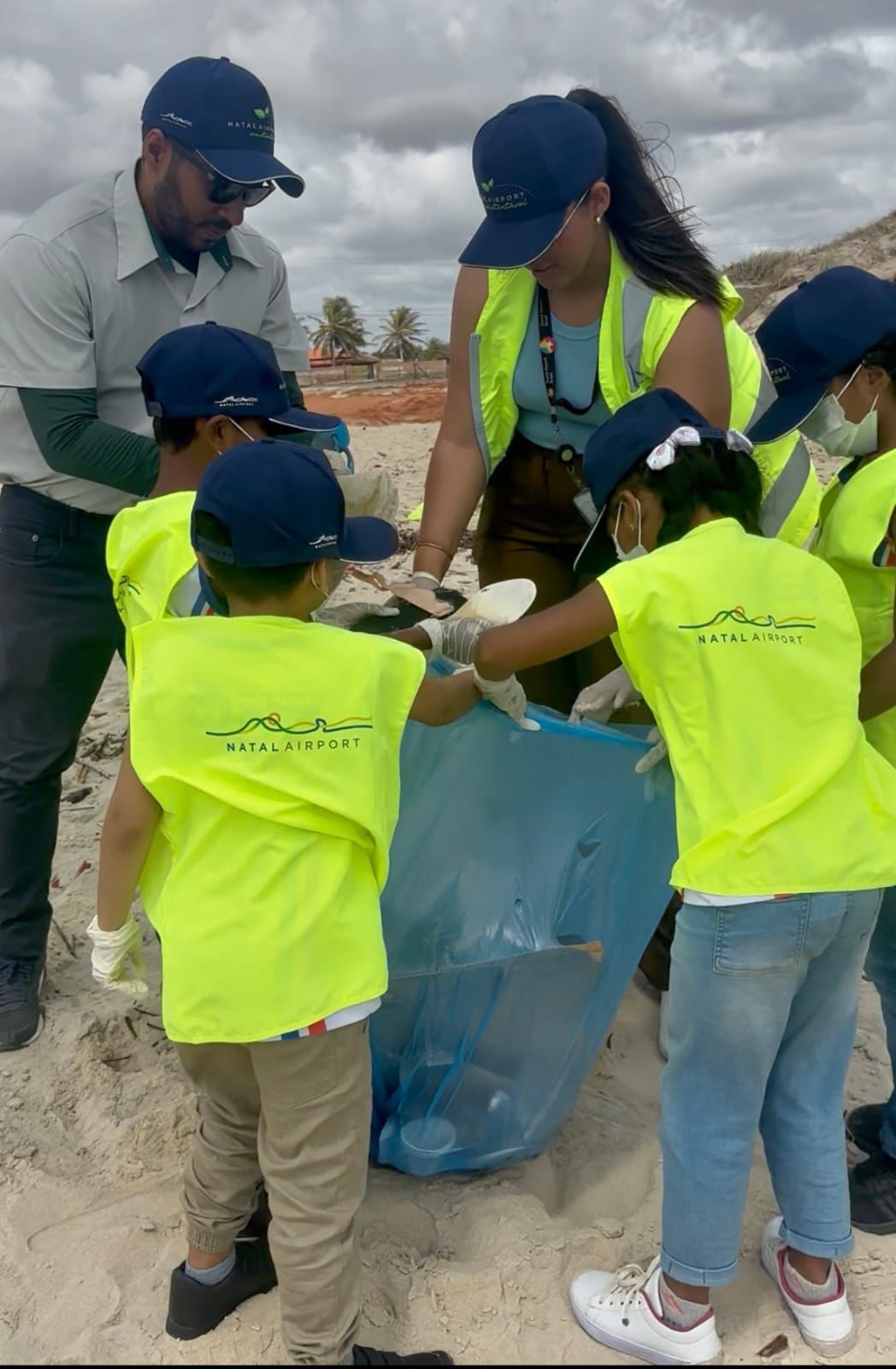 Crianças de São Gonçalo participam de ação de limpeza de praias e conscientização do meio ambiente