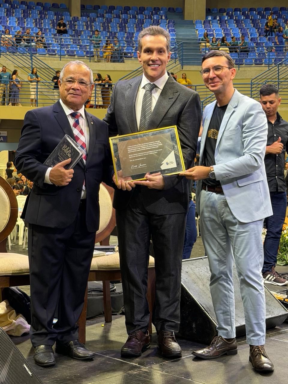 Congresso de Jovens da IEADERN reúne milhares de pessoas no Nélio Dias e recebe homenagem do presidente da Câmara, Eriko Jácome