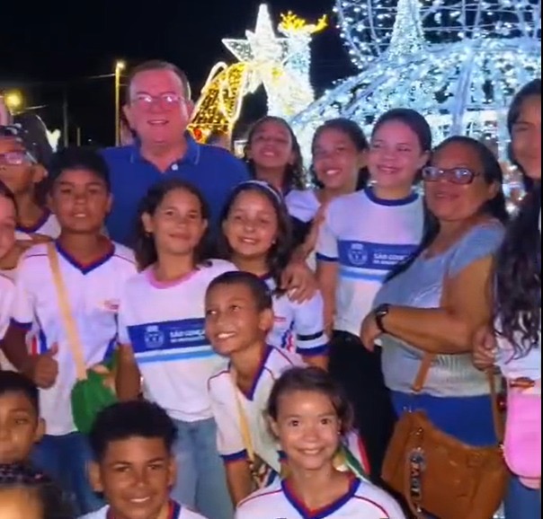 Prefeitura de São Gonçalo leva alunos da zona rural para conhecer iluminação natalina no Parque das Fontes