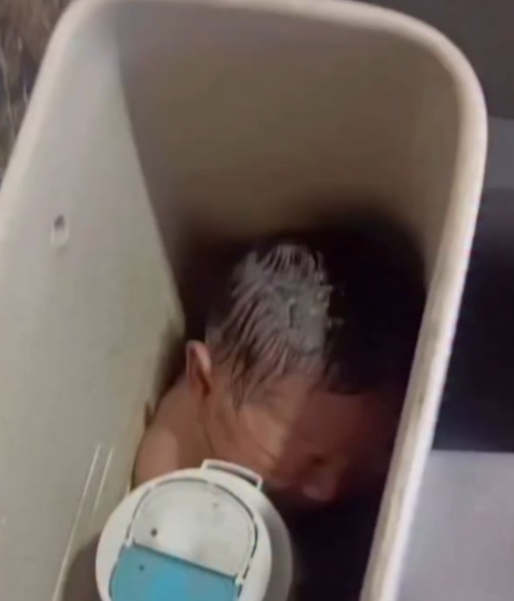 Recém-nascida é encontrada dentro de caixa de descarga