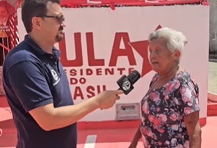 Moradora de Boa Saúde transforma casa e rua em homenagem a Lula e ao PT