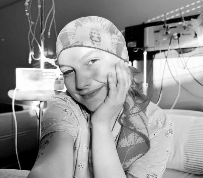 Isabel Veloso, conhecida por mostrar sua batalha contra o câncer, faleceu aos 19 anos.