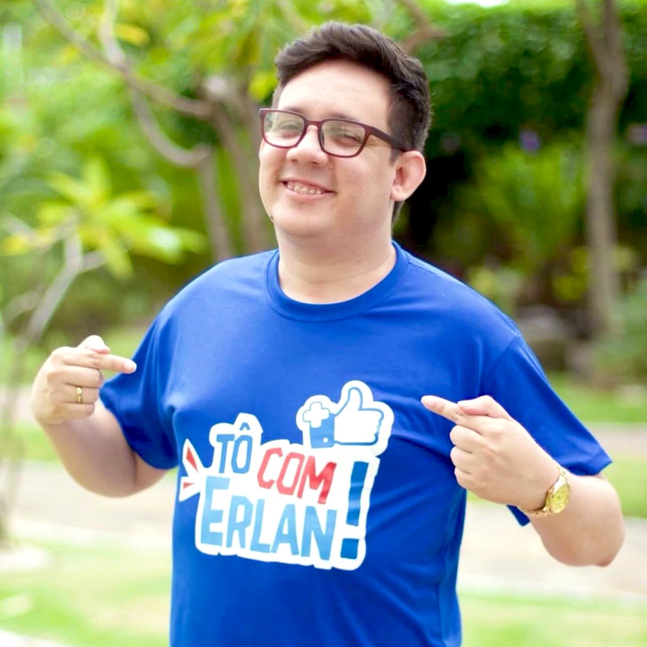 ‪Erlan Bastos, apresentador, morr3 aos 32 anos após batalha contra o cânc3r‬