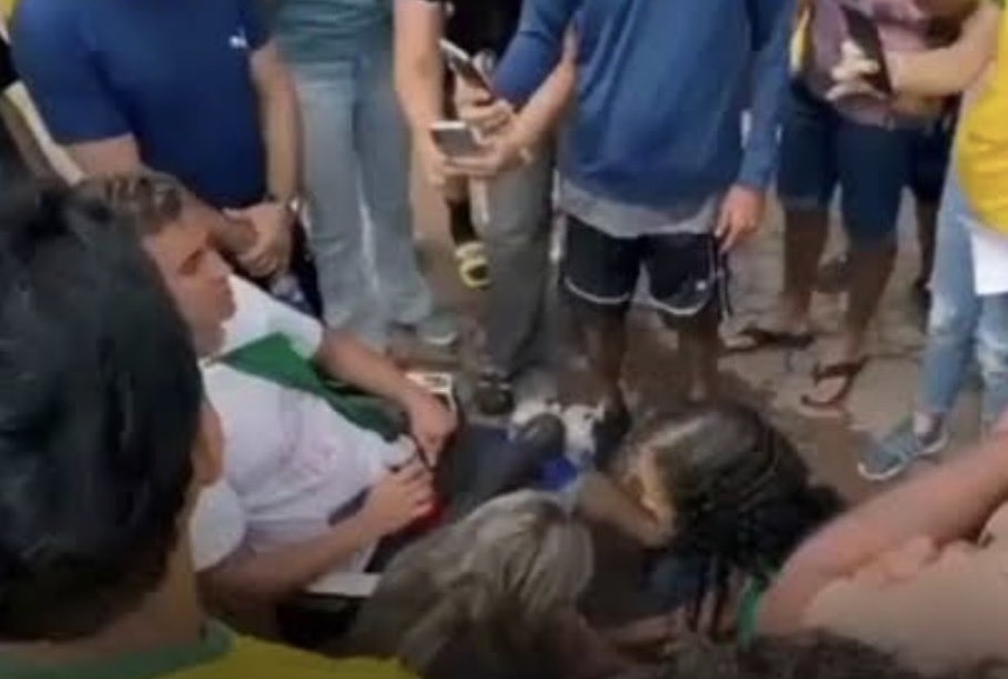 Mulheres se ajoelham pra lavar os pés de Nikolas Ferreira e gera debate nas redes 