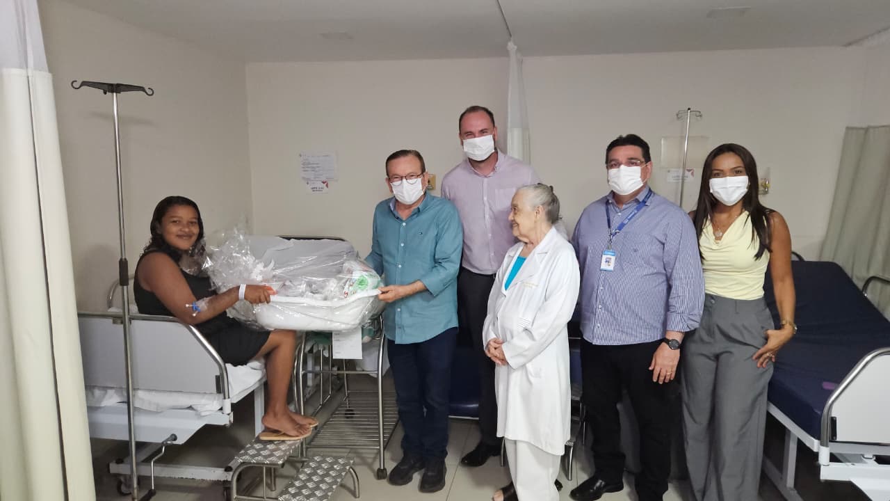 São Gonçalo celebra o nascimento do primeiro bebê de 2026 com visita do prefeito