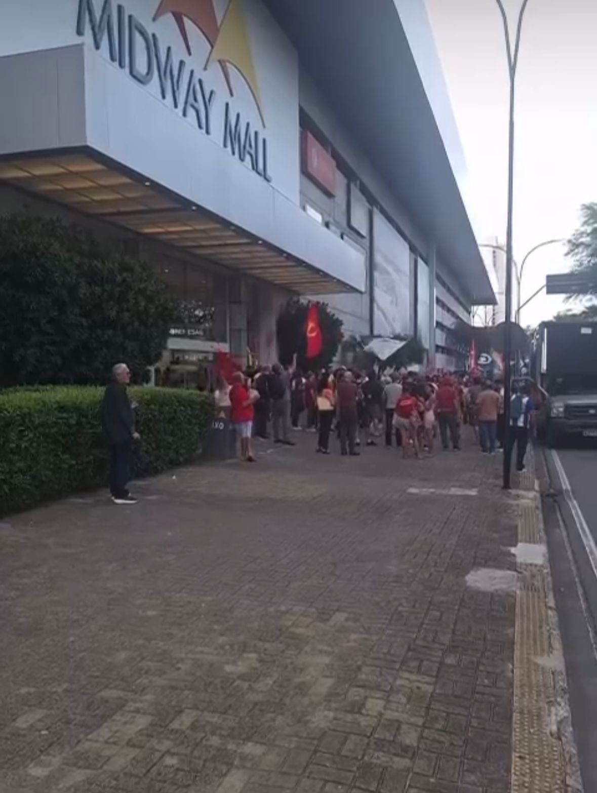 protesto em frente ao midway contra prisão de maduro