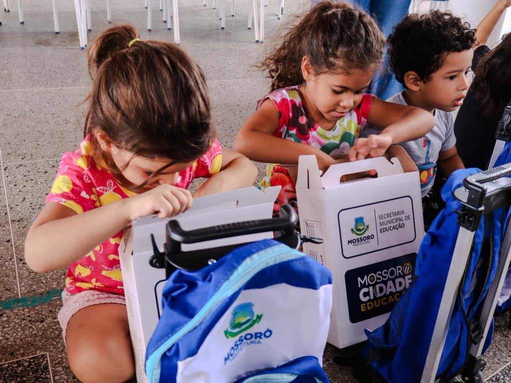 Fardamento e material escolar 2026 começam a ser entregues na Rede Municipal de Ensino