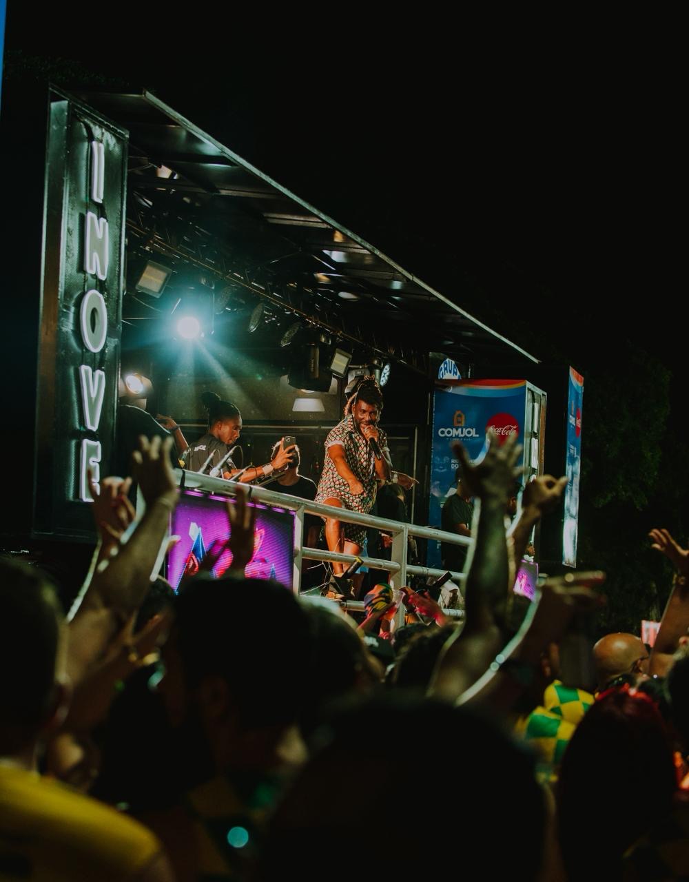 E o tchan arrasta multidão