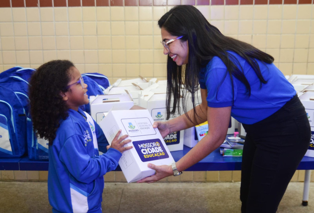 Prefeitura segue com entrega do material escolar e fardamentos para 20 mil alunos da rede municipal