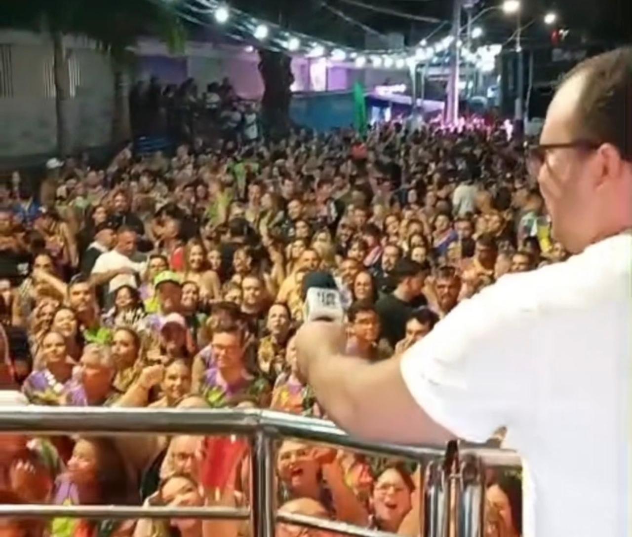 Multidão aguarda Netinho no Axé Natal