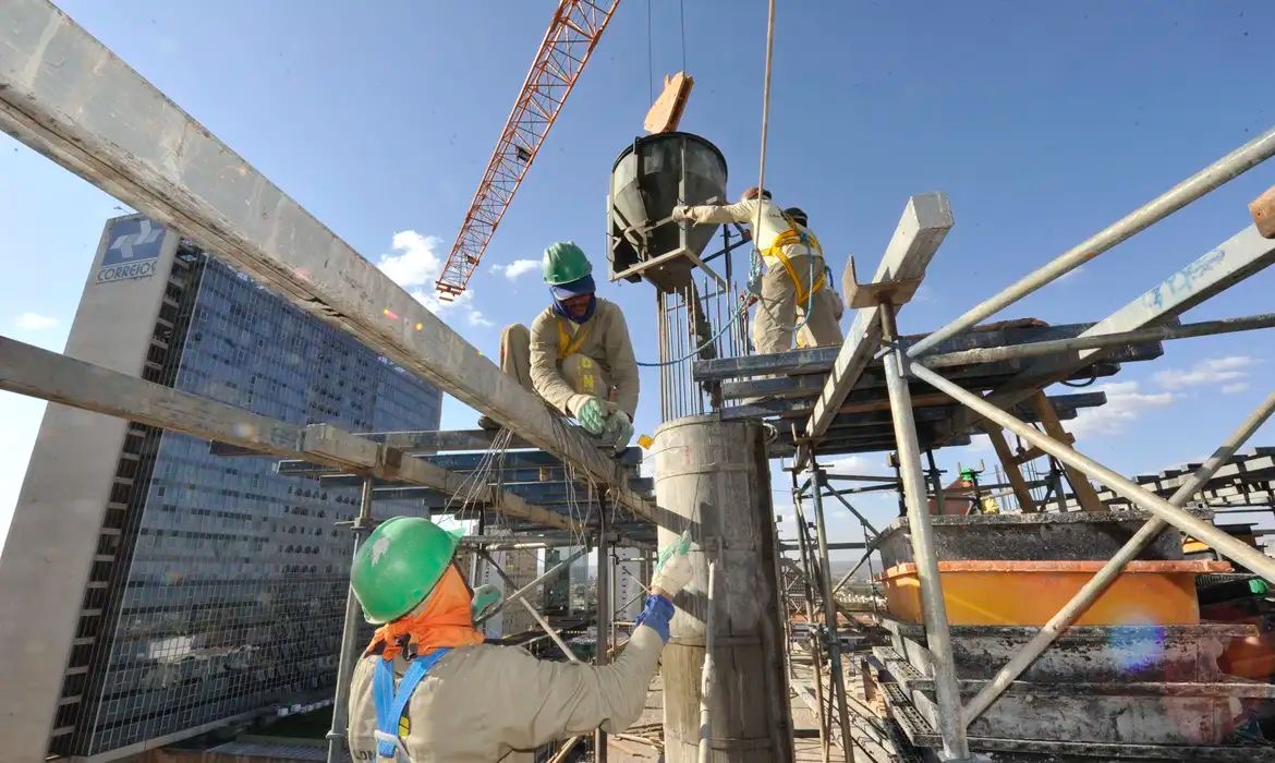 Construção prevê maior crescimento em 2026, mas juros e custos preocupam