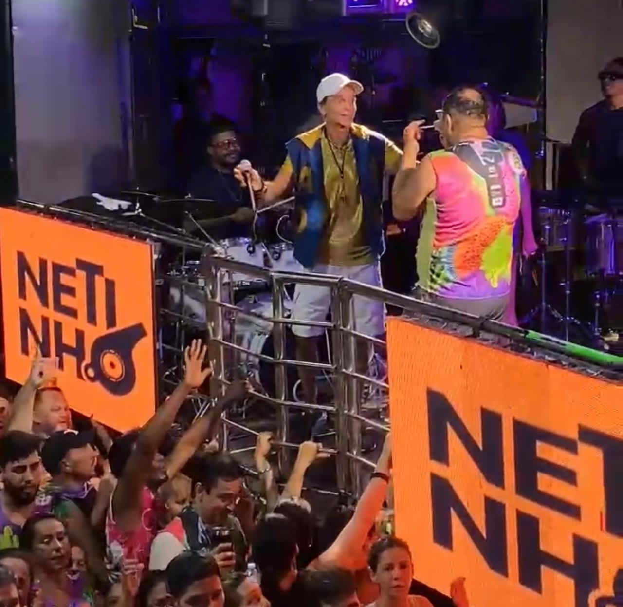 Fã canta com Netinho