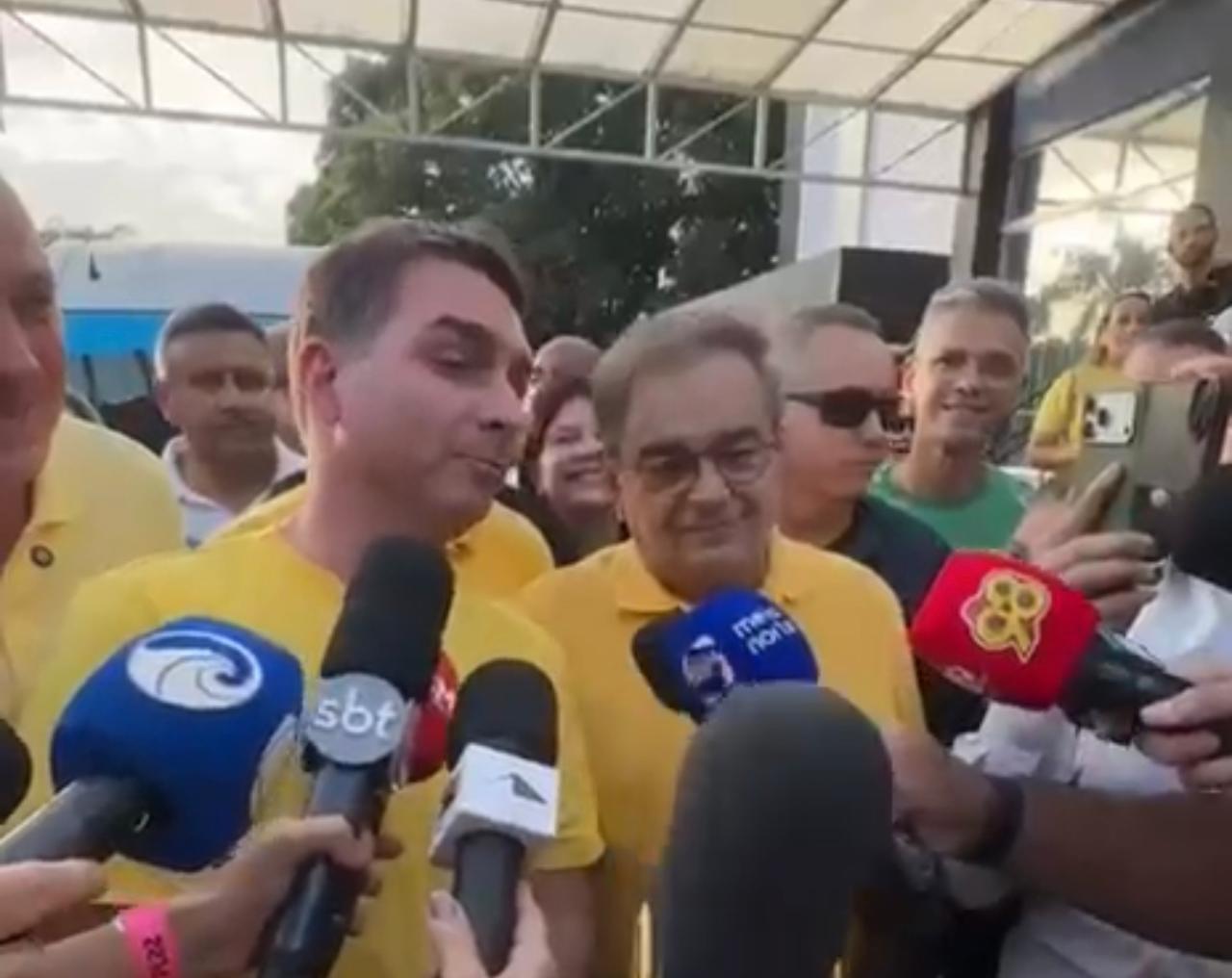 Flávio Bolsonaro precisa salvar Álvaro Dias de saia justa sobre o passado lulista