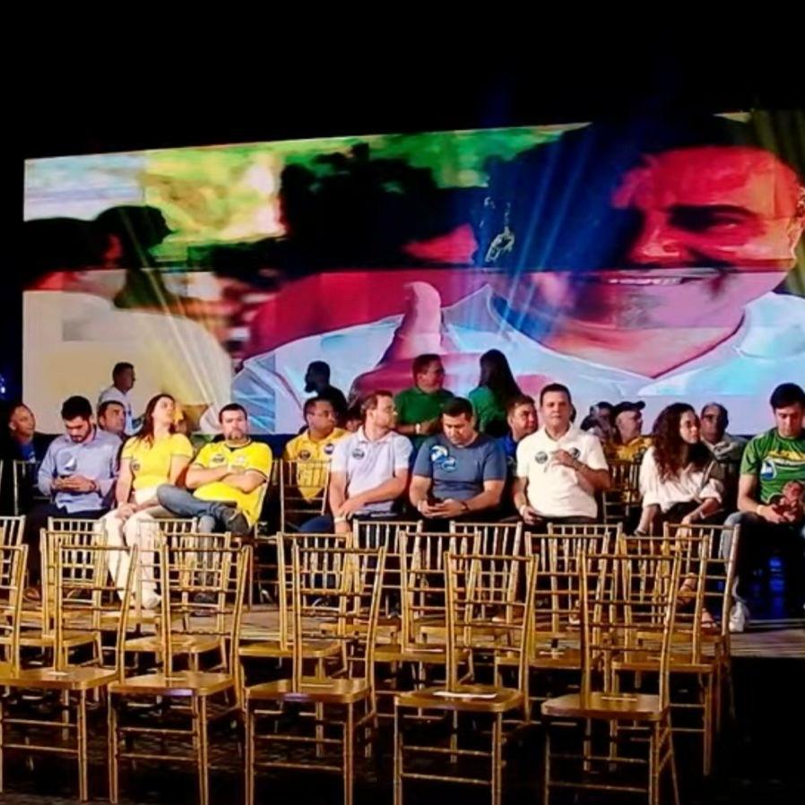 92 prefeitos prometidos por Álvaro Dias, apenas 34 prestigiam evento de Flávio Bolsonaro em Natal