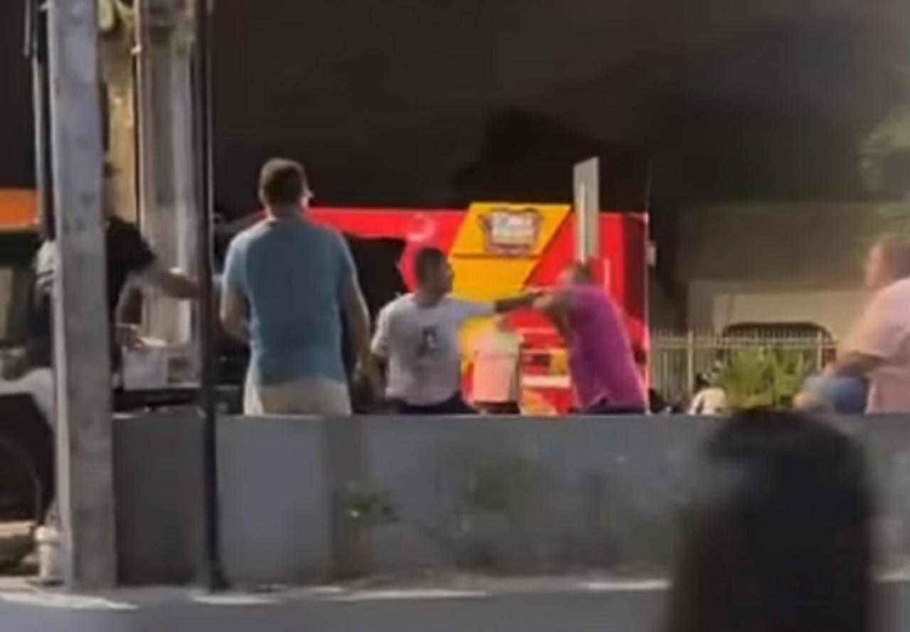 Briga em frente a hospital