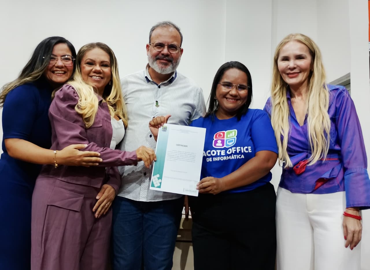 Prefeitura de São Gonçalo certifica alunos concluintes no curso de informática (pacote office) e inicia nova turma