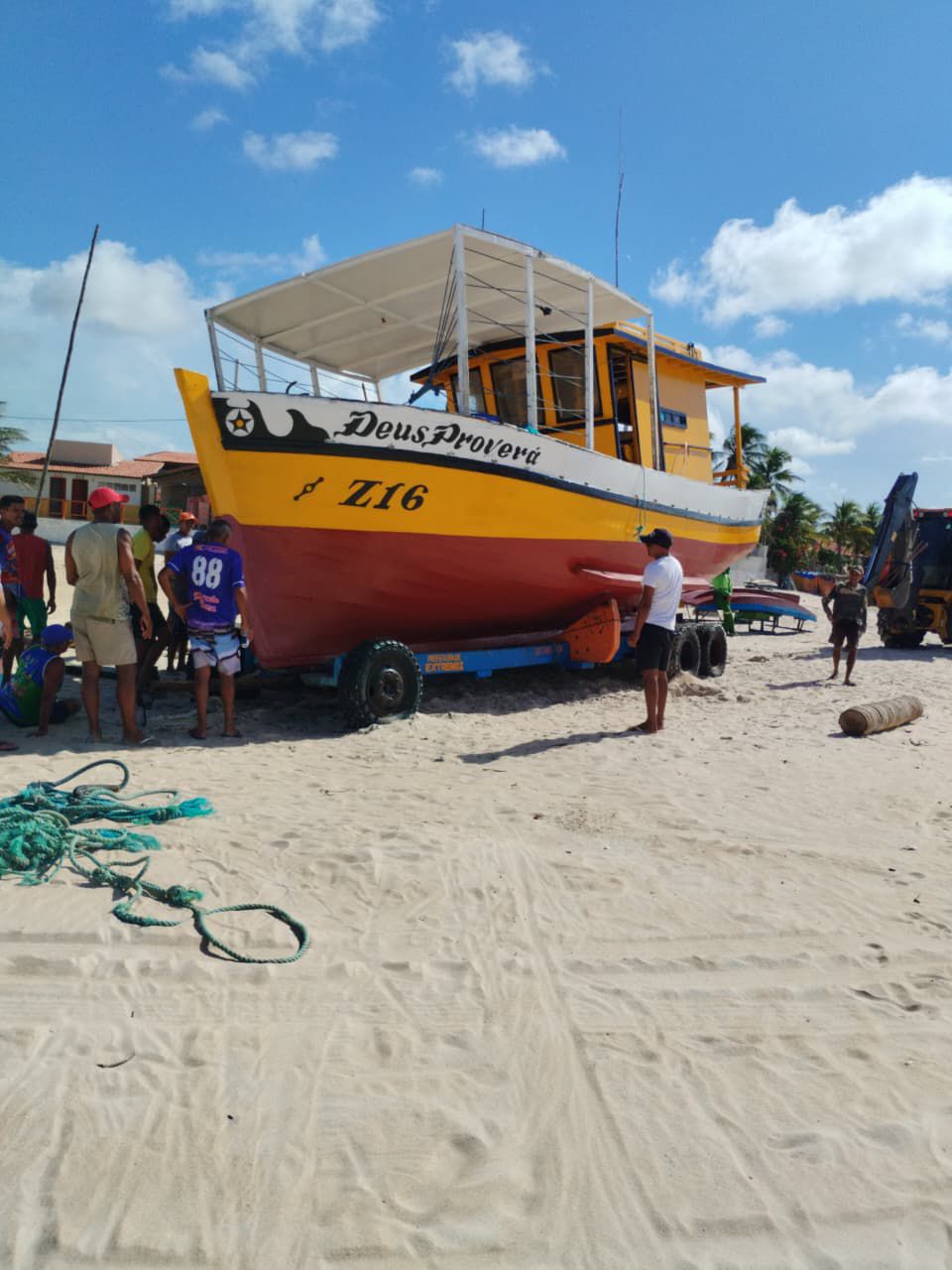 Prefeitura de Extremoz oferece apoio para manutenção de embarcações e reforça segurança dos pescadores