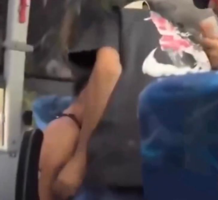 Criança morr3 após colocar parte do corpo para fora do ônibus