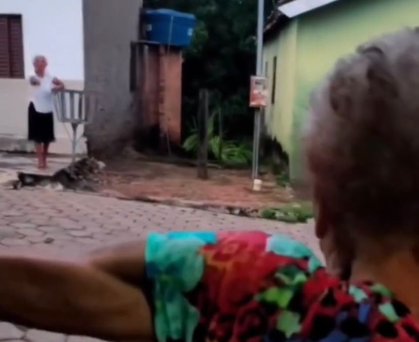 Filho tenta conter, mas mãe segue firme em discussão com a vizinha